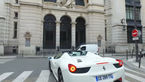 Парижская Улица Трафиком Проходящим Мимо Спорткаром Ferrari — стоковое видео