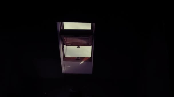 Offenes Dachfenster Mit Blauem Bewölkten Himmel — Stockvideo