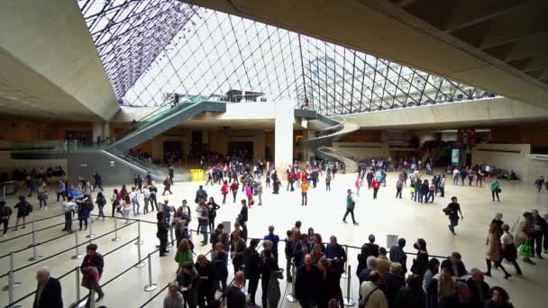 Fransa Paris Jun 2017 Yaklaşık Louvre Müzesi Piramit Içinde Hareket — Stok video