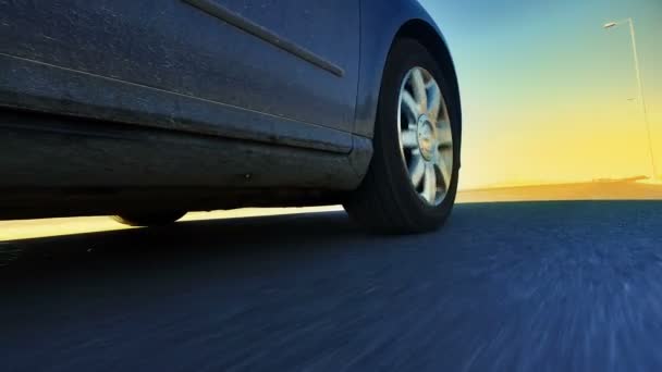 在日落背景下行驶在路上的跑车 — 图库视频影像