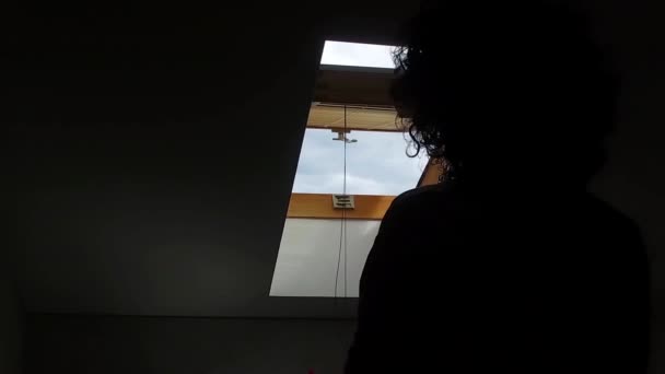 Silhouette Einer Frau Öffnet Dachfenster — Stockvideo