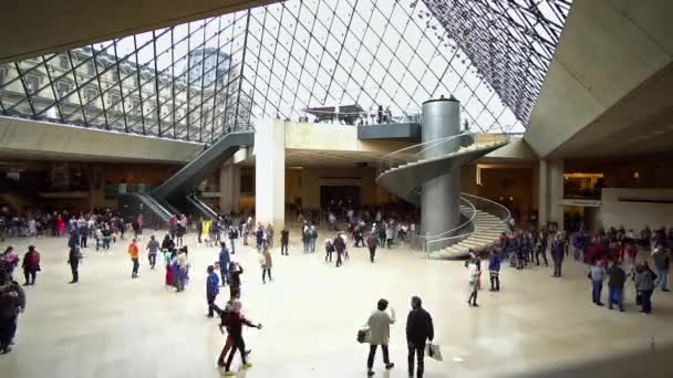 2017年6月 移动的人的时间失效卢浮宫博物馆金字塔内 — 图库视频影像