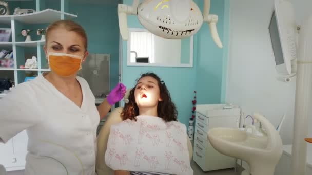 牙科医生制作专业牙齿清洁女青年病人 — 图库视频影像