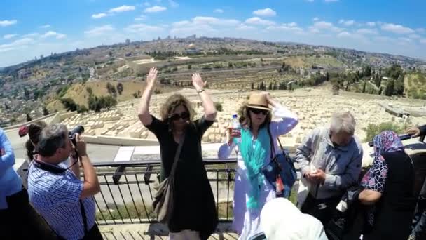 以色列耶路撒冷 2017年6月 导游在橄榄山上的参观与圆顶的岩石 — 图库视频影像