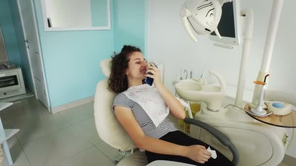 Menina Armário Dentista Verificando Dentes Após Procedimento — Vídeo de Stock