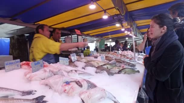 Francia París Circa Mayo 2017 Pescado Fresco Venta Mercado Dominical — Vídeos de Stock