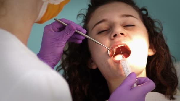 Dentista Haciendo Limpieza Dental Profesional Mujer Joven Paciente Consultorio Dental — Vídeos de Stock