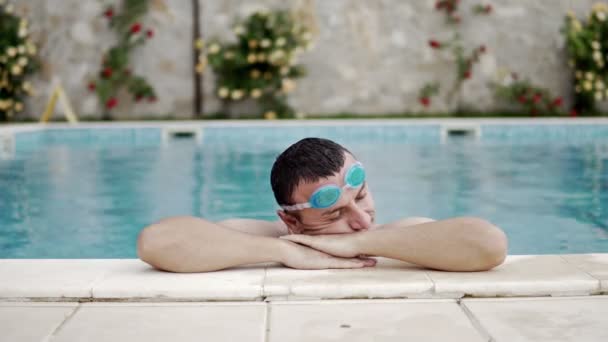 Sonriente Hombre Con Gafas Relajante Piscina Día Soleado — Vídeos de Stock