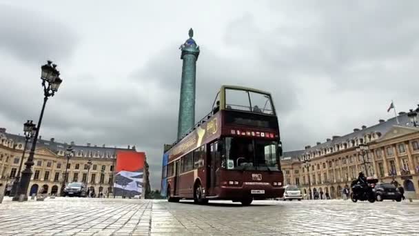2017年6月 旅游巴士通过拿破仑雕像的前景旺多姆柱顶部 — 图库视频影像
