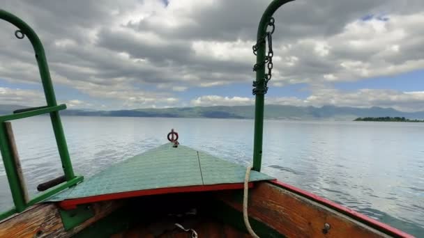 Toeristische Boot Cruising Kalm Wateroppervlak — Stockvideo