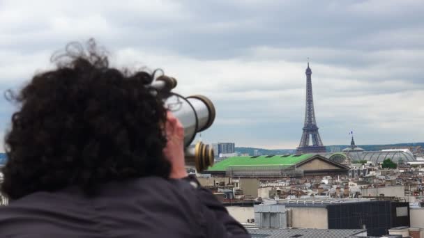 美丽的女孩通过硬币操作的双目在巴黎 法国的拉斐特加勒里的露台上 背景中的埃菲尔铁塔和加尼耶歌剧院的景色 — 图库视频影像