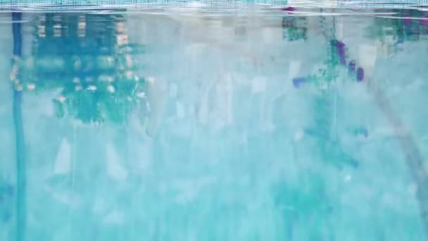 Luxusní Bazén Vodní Plochy Odrazem Pozadí — Stock video