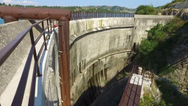 Presa Pared Con Agua Azul Embalse — Vídeo de stock