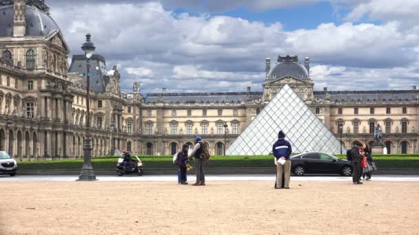 Francia París Agosto 2017 Pirámide Vidrio Patio Del Museo Del — Vídeos de Stock