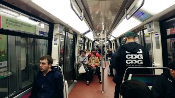 Francia París Circa Mayo 2017 Turistas Metro Movimiento Rápido Vagón — Vídeo de stock