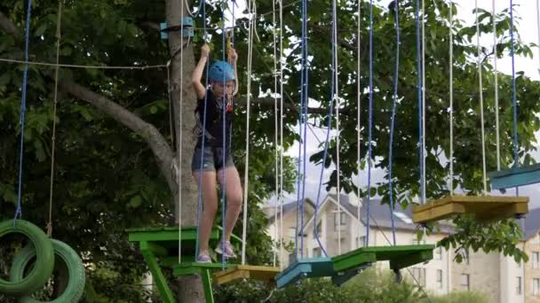 Κορίτσι Απολαμβάνοντας Δραστηριότητα Στην Αναρρίχηση Πάρκο Περιπέτειας — Αρχείο Βίντεο