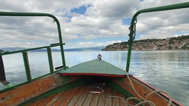 Turistiska Båt Cruising Lugna Vattenytan — Stockvideo