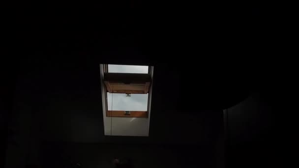 Offenes Dachfenster Mit Blauem Bewölkten Himmel — Stockvideo