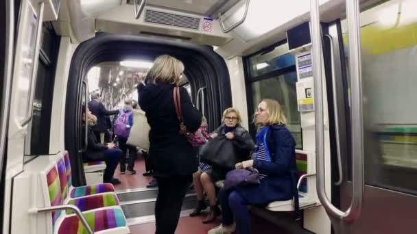 2017年5月 游客在快速移动地铁列车车在巴黎地铁 — 图库视频影像