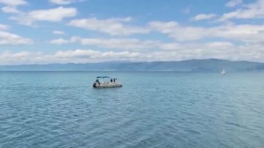 Ohrid, Makedonya - Jun, 2017 yaklaşık: Ohri Gölü mavi gökyüzü arka plan üzerinde turist teknede  