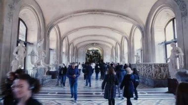 Fransa, Paris - Jun, 2017 yaklaşık: turistlerin Louvre hall içinde hareket
