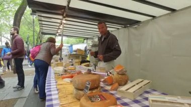 Fransa, Paris - Mayıs, 2017 yaklaşık: Food street market Paris, Fransa
