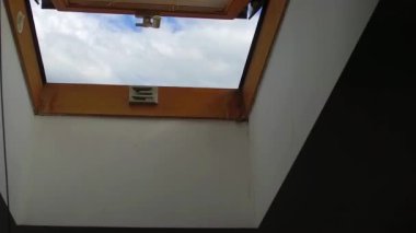 Mavi bulutlu gökyüzü arka plan açık çatı penceresi 