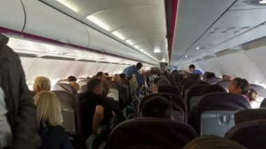 Paris, Fransa - Mayıs, 2017 yaklaşık: iç Uçak kalabalık, bakış açısı olarak çalıştırıcı gelen yolcu koltuk yolcuları uçak yola hazırlanırken