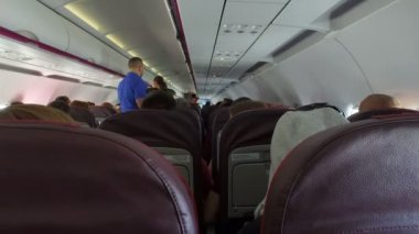 Paris, Fransa - Mayıs, 2017 yaklaşık: yiyecek ve içecek yolcu kabinde hizmet