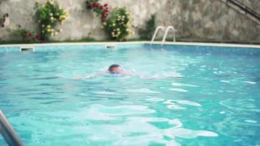 ağır çekim bir adam lüks içinde gündüz Yüzme 