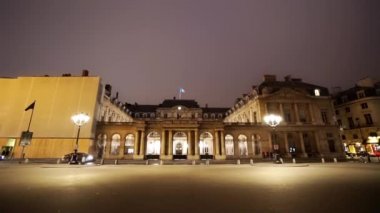 Fransız hükümeti idari bir Divanı ve Kraliyet Sarayı (Le Palais Royal'ın Conseil d Etat (Danıştay) olduğunu)