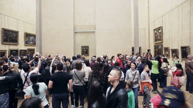 Fransa, Paris - Jun, 2017 yaklaşık: Louvre Müzesi, dünya çapında en büyük ve en çok ziyaret edilen müzelerinden biri de sanat galerisinde gelen turist