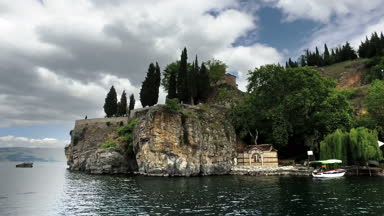 Ohri Gölü ve St Kaneo Kilisesi cliff üzerinde seyir tekneden görüntülemek 