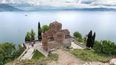 Makedonya, Ohri - Haziran, 2017 yaklaşık: kilise Saint John Kaneo ve arka plan Gölü etrafında bizimkiler yaşar