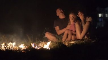 Aile eğleniyor yakınındaki büyük şenlik geceleri açık dinlenme