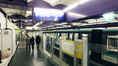 Paris, Fransa - Mayıs, 2017 yaklaşık: metro için bekleyen ve girme turist tren vagon