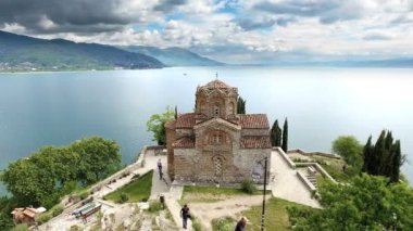 Makedonya, Ohri - Haziran, 2017 yaklaşık: kilise Saint John Kaneo ve arka plan Gölü etrafında bizimkiler yaşar