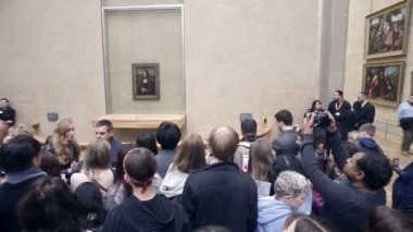 Fransa, Paris - Jun, 2017 yaklaşık: Louvre Müzesi, dünya çapında en büyük ve en çok ziyaret edilen müzelerinden biri de sanat galerisinde gelen turist