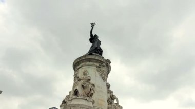 Paris, Fransa - Haziran 2017 yaklaşık: Bronz heykeli Marianne holding zeytin dalı