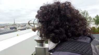 Lafayette Galeri Teras sikke ile Eyfel Kulesi ile Paris peyzaj arayan kadın dürbün teleskop işletilen