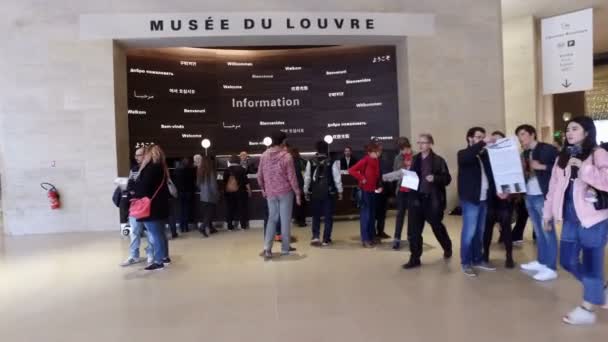 Frankrike Paris Circa Jun 2017 Informationskontor Inne Louvren — Stockvideo