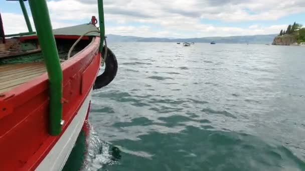 旅游船在平静的水面上巡航 — 图库视频影像