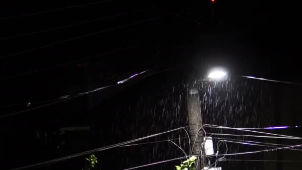 Post Licht Der Nacht Während Regen Sturm — Stockvideo