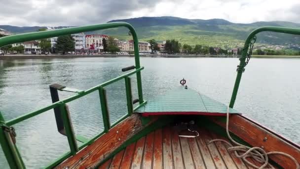 Туристическая Лодка Круиз Спокойной Поверхности Воды — стоковое видео