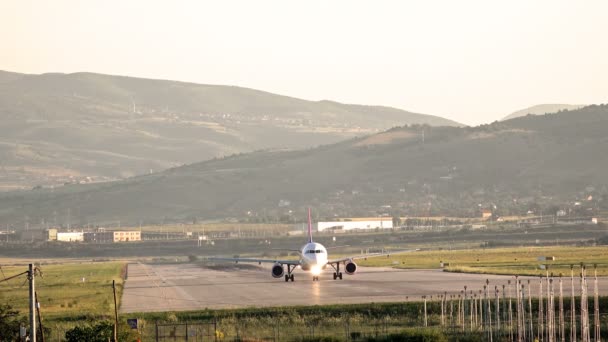 Avión Mueve Fuga Después Aterrizar Con Éxito Puerta — Vídeo de stock