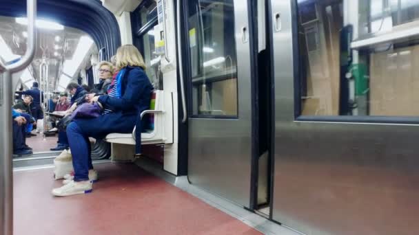 Francia París Circa Mayo 2017 Turistas Metro Movimiento Rápido Vagón — Vídeos de Stock