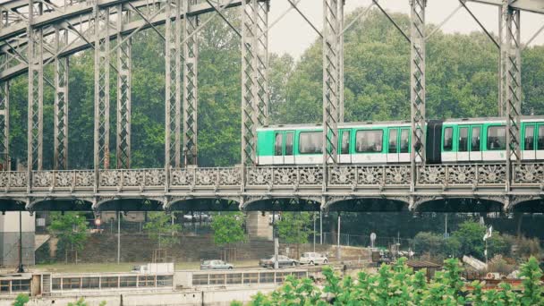 2017年5月 新的地铁列车在巴黎地铁网5号线奥斯特里茨桥上行驶 — 图库视频影像