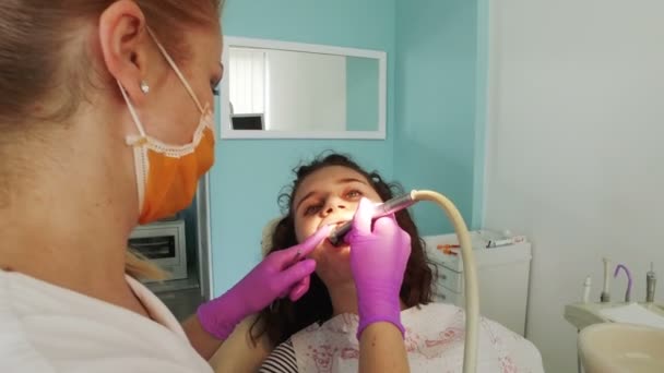 Dentista Haciendo Limpieza Dental Profesional Mujer Joven Paciente Consultorio Dental — Vídeo de stock