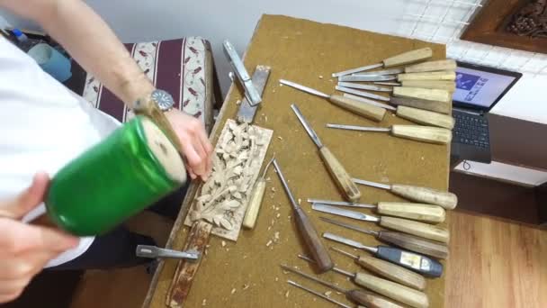 Stolarnię Artisan Ręcznego Rzeźbienia Drewnie — Wideo stockowe