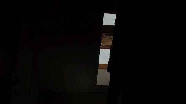 Silhouette Einer Frau Die Dachfenster Schließt — Stockvideo